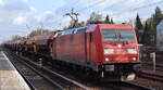 DB Cargo AG [D] mit ihrer  185 204-5  [NVR-Nummer: 91 80 6185 204-5 D-DB] und einem Gfanzzug Schüttgutwagen mit Schwenkdach am 10.01.23 Berlin Hirschgarten.