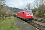 Am heutigen Mittag des 23.2.2023 kommt die 185 005-6 mit dem Leerzug fürs Audiwerk in Neckarsulm durch Neckargerach. Gruß an den Tf von den zwei Fotografen. 
