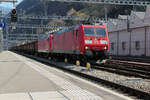 Ein Güterzug der DB Cargo in der Schweiz - die Lokomotiven 185 122 und 185 110 der DB haben den Gotthard hinter sich gebracht und rollen nun durch den Bahnhof Bellinzona Richtung Chiasso.
Bellinzona, Samstag, 18. März 2023