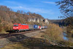 185 377 DB Cargo mit einem KLV-Zug bei Hagenacker Richtung Treuchtlingen, 20.02.2021