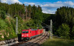 185 228 und 185 192 mit dem KT 50030 (Singen - Krefeld Uerdingen) bei Triberg 10.6.23