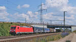 185 351 mit einem Güterzug kurz vor der Durchfahrt durch Kavelstorf.
Aufgenommen im Juni 2023.