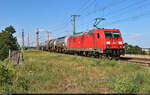 185 236-7 überquert mit vier Kesselwagen die Leipziger Chaussee (B 6) Richtung Abzweig Halle Thüringer Bahn.