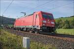 BR 185 277-1 zu sehen am 11.10.2023 mit einem leeren Containerzug bei Hermannspiegel.