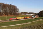 185 345 war am 30. Dezember 2023 mit einem Containerzug bei Axdorf im Chiemgau in Richtung München unterwegs.