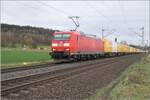 185 161-7 ist am 26.03.2024 mit einem DHL-Zug bei Kerzell in Richtung Süden unterwegs.