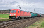 185 354-8 ist mit einem gemischten Güterzug am 26.03.24 bei Kerzell unterwegs.