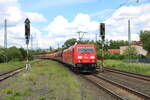 DB 185 233-4 + 185 xxx mit Falns-Wagen Richtung Fulda, am 26.05.2024 in Hnfeld. Vom Bahnsteigende aus fotografiert.