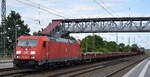 DB Cargo AG, Mainz mit ihrer  185 238-3  [NVR-Number: 91 80 6185 238-3 D-DB] mit einem gemischten Güterzug am 24.06.24 Höhe Bahnhof Saarmund.