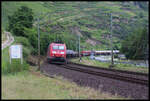 Mit einem gemischten Güterzug am Haken erreicht hier am 27.6.2024 um 14.59 Uhr die DB 185111-2 Oberwesel auf der linksrheinischen Strecke.