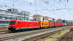 91 80 6185 242 der DB fährt am 29.06.2024 mit einem Containerzug durch den Regensburger Hauptbahnhof.