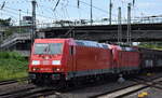 DB Cargo AG, Mainz mit ihrer  185 225-0  [NVR-Nummer: 91 80 6185 225-0 D-DB] mit   193 390  [NVR-Nummer: 91 80 6193 390-2 D-DB] und gemischtem Güterzug am Haken am 15.07.24 Höhe Bahnhof Hamburg-Harburg.