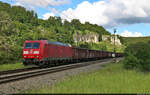 185 065-0 zieht Hochbordwagen in den Esslingerberg-Tunnel Richtung Treuchtlingen und wurde an dessen Ostportal bei Hagenacker beobachtet. Leider machte sich dabei die Sonne im Vordergrund rar.

🧰 DB Cargo
🕓 24.5.2024 | 17:17 Uhr