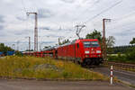 Die 185 230-0 (91 80 6185 230-0 D-DB) der DB Cargo AG fährt am 19 Juli 2024, mit einem mit PKW´s aus der „Stadt des KdF-Wagens bei Fallersleben“ (ab 1945 Wolfsburg) beladen Autotransportzug (Wagen der Gattung Laaers 560 der DB Cargo Logistics GmbH, ex ATG), durch Rudersdorf (Kreis Siegen) in Richtung Süden (Frankfurt/Main).

Die TRAXX F140 AC 2 wurde 2005 bei Bombardier in Kassel unter der Fabriknummer 33757 gebaut.  