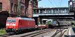 DB Cargo AG, Mainz mit ihrer  185 174-0  [NVR-Nummer: 91 80 6185 174-0 D-DB] und einem gemischten Güterzug am 15.07.24 Höhe Bahnhof Hamburg-Harburg.