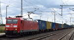 DB Cargo AG, Mainz mit ihrer  185 160-9  [NVR-Nummer: 91 80 6185 160-9 D-DB] und einem Containerzug am 17.07.24 Durchfahrt Bahnhof Rodleben. 