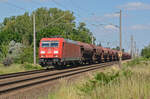 185 238 schleppte am 25.06.24 einen Ganzzug Schwenkdachwagen durch Greppin Richtung Bitterfeld.