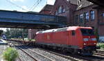 DB Cargo AG, Mainz mit ihrer   185 084-1  [NVR-Nummer: 91 80 6185 084-1 D-DB] und einem Ganzzug Containertragwagen (leer) am 15.07.24 Höhe Bahnhof Hamburg Harburg.