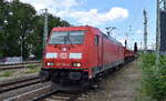 DB Cargo AG, Mainz mit ihrer  185 234-2  [NVR-Nummer: 91 80 6185 234-2 D-DB] und einem Schotterzug am 23.07.24 Durchfahrt Bahnhof Ruhland.