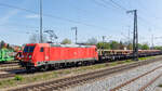 91 80 6185 238 am 13.04.2024 mit einem Güterzug in München Trudering.