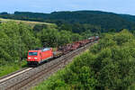 Bei Meisenbach rauschte am 29. Juni 2024 die 185 360 mit dem EZ 51187 von Seelze nach München Nord Rbf durch das osthessische Haunetal. 