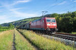 185 090-8 ist mit einem Mischer in Richtung Würzburg/M. unterwegs,gesehen am 17.07.2024 bei Thüngersheim.