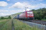 185 014-8 ist am 17.07.2024 mit einem Aufliegerzug bei Thüngersheim unterwegs.