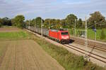 DB 185 385-2 rollt mit einigen E-Wagen durch den Haltepunkt Pulling in Richtung München. (29.09.2023)