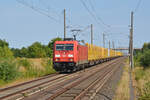 Mit dem DHL-Containerzug von Großbeeren nach Frankfurt(M) rollt 185 375 am 01.09.24 durch Brehna Richtung Halle(S). Fotografiert vom Bahnsteigende.