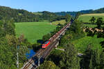 Schotter für bayrische Bahnstrecken scheint nicht nur aus Vilshofen zu kommen. Am 06. August 2024 konnte ich 185 297 mit einer Schlange F-Wagen bei Dollnstein im Altmühltal südwärts fahrend fotografieren. 
