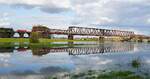 Endlich rissen die Wolken auch an dieser Fotostelle etwas auf, als eine unbekannte 185 am 12.10.2024 über die Hochfelder Eisenbahnbrücke in Richtung Duisburg-Rheinhausen fährt.