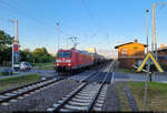 EZ mit 185 056-9 fährt am wärterbedienten Bahnübergang des Bahnhofs Teutschenthal gen Sonnenuntergang. Nur noch der obere Gebäudeteil des Stellwerks wird noch angestrahlt.
Gesehen am Weg zu Bahnsteig 1.

🧰 DB Cargo
🕓 11.6.2024 | 20:46 Uhr