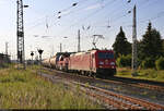 Neben einigen Kesselwagen schleppt 185 339-9 noch 261 084-8 (Voith Gravita 10 BB) Richtung Halle (Saale) mit.
Aufnahme am Bahnübergang Große Seestraße in Röblingen am See.

🧰 DB Cargo
🕓 25.6.2024 | 19:42 Uhr