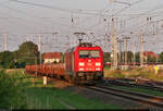 185 238-3 transportiert Betonelemente auf Rungenwagen im Bahnhof Röblingen am See Richtung Sangerhausen.