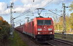 DB Cargo AG, Mainz mit der Doppeltraktion  185 314-2  [NVR-Nummer: 91 80 6185 314-2 D-DB] +  185 357-1  [NVR-Nummer: 91 80 6185 357-1 D-DB] und dem Erzzug aus Hamburg Richtung Ziltendorf EKO am 23.10.24 Höhe Bahnhof Berlin Hohenschönhausen.