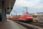 185 054-4 passiert mit einem leeren Autozug den Bahnhof Köln-Ehrenfeld am 22.