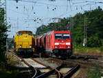 Am 24.07.2008 musste die 710 965 - NVR 1293 009 D-DGT - in Bickenbach auf der Main-Neckar-Bahn-Strecke auf ein Nebengleis ausweichen, damit der Güterzug mit der 185 271 ungehindert vorbeifahren konnte.