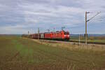 DB 185 151-8 rollt mit einer weiteren 185 und einem Kohlezug durch Hagelstadt in Richtung Landshut. (29.10.2023)