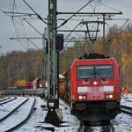 Ende November 2024 zog die Elektrolokomotive 185 377-9 ein gemischter Güterzug durch Schwelm.