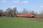 DB 185 137-1 mit Containerwagen Richtung Fulda, am 05.04.2023 in Hauneck.