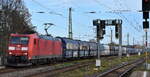 DB Cargo AG, Mainz [D] mit ihrer  185 190-6  [NVR-Nummer: 91 80 6185 190-6 D-DB] und einem Schüttgutwagenzug mit Kohle beladen am 26.11.24 Höhe Bahnhof Magdeburg Neustadt.