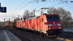 DB Cargo AG, Mainz [D] mit ihren  185 276-3  [NVR-Nummer: 91 80 6185 276-3 D-DB] und  185 358-9  [NVR-Nummer: 91 80 6185 358-9 D-DB] + gemischte Güterwagen am Haken am 05.12.24 Höhe Bahnhof Saarmund.