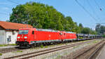 DB-Cargo 91 80 6185 272 und eine Schwestermaschine erreichen am 20.07.2024 auf der Fahrt aus Richtung Rosenheim mit einem leeren Autotransportzug den Bahnhof Aßling zur Weiterfahrt nach München.