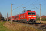 Am 01.12.24 war der Coca-Cola-Zug unterwegs vom Rbf Seddin nach Leipzig. Angeführt von 185 185 rollt er hier durch Greppin Richtung Bitterfeld.