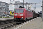 DB Lok 185 125-2 durchfährt am 13.11.2024 den Bahnhof Pratteln.