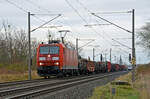 185 191 traf mit ihrem gemischten Güterzug am 03.12.24 in Greppin auf eine S8 nach Halle(S).