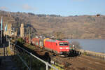 185 076 passiert am 13.01.2025 mit ihrem Güterzug die Stadtmauer Oberwesel.