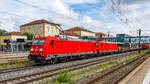 DB-Cargo 185 239 gemeinsam mit einer Schwestermaschine vor einem gemischten Güterzug in Regensburg Hauptbahnhof. Aufnahme vom 17.08.2024.