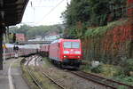 DB 185 137-7 mit Fas-Wagen Richtung Vohwinkel, am 13.10.2023 in Wuppertal Hbf.