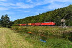 Zwischen Rhina und Rothenkirchen befindet sich diese Fotostelle mit einem Jägerstand als Blickfang. Am 22. September 2024 konnte ich dort die 185 232 vor dem Containerzug KT 50371 von Alte Süderelbe nach Regensburg Ost am Ufer der Haune fotografieren.
